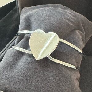 Vintage Heart shape clamper bracelet
Steel